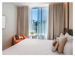 Amora Herencia Riverwalk Melbourne