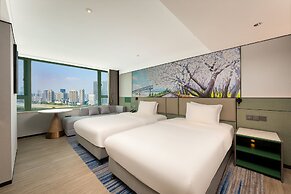 Holiday Inn Riverside Wuhan by IHG