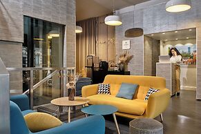 Hotel Atrium by HappyCulture