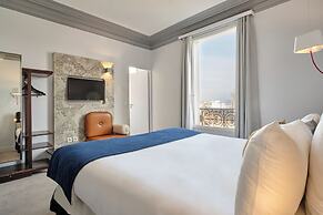 Hotel Atrium by HappyCulture