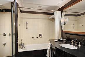 Cama Hotel