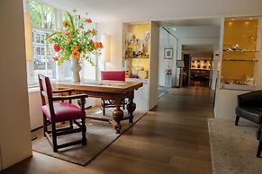 Ambassade Hotel