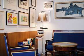 Ambassade Hotel