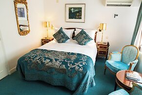 Ambassade Hotel