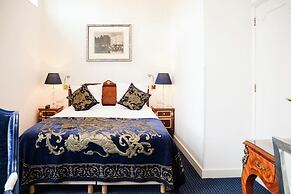 Ambassade Hotel