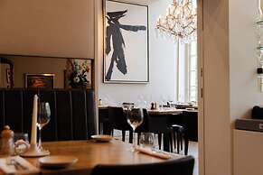 Ambassade Hotel