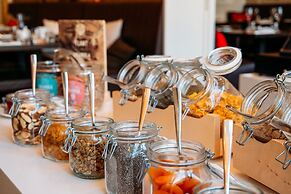 Ambassade Hotel