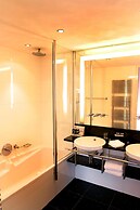 Ambassade Hotel