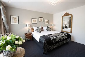 Ambassade Hotel