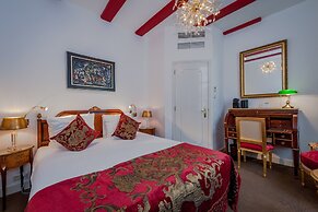 Ambassade Hotel