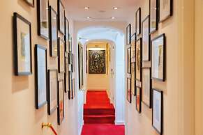 Ambassade Hotel
