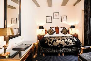 Ambassade Hotel