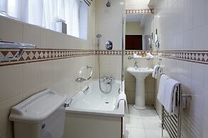 Sir Christopher Wren Hotel