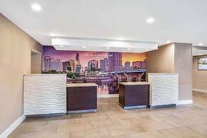 La Quinta Inn & Suites by Wyndham Hartford - Bradley Airport