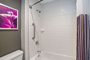 La Quinta Inn & Suites by Wyndham Hartford - Bradley Airport
