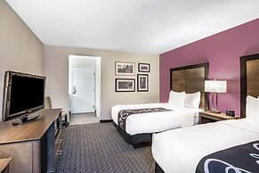 La Quinta Inn & Suites by Wyndham Hartford - Bradley Airport