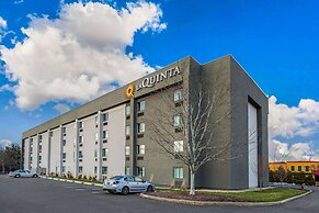 La Quinta Inn & Suites by Wyndham Hartford - Bradley Airport