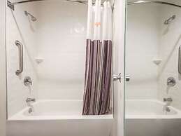 La Quinta Inn & Suites by Wyndham Hartford - Bradley Airport