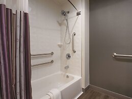 La Quinta Inn & Suites by Wyndham Hartford - Bradley Airport