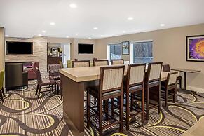 La Quinta Inn & Suites by Wyndham Hartford - Bradley Airport