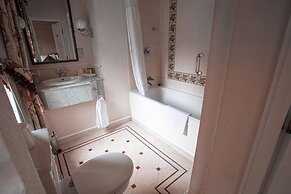 Best Western Plus Grim's Dyke Hotel