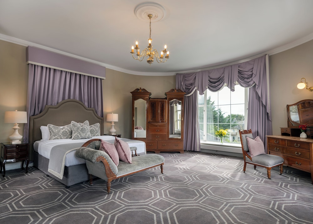 Castle Oaks House Hotel