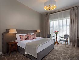 Castle Oaks House Hotel