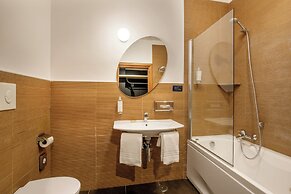 Best Western Plus Globus Hotel