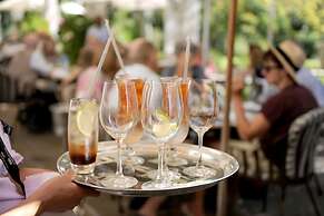 Vineyard Hotel