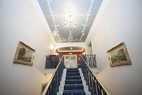 Arnos Manor Hotel