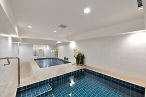 Twin Towers Hotel