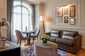 La Clef Louvre Paris by The Crest Collection