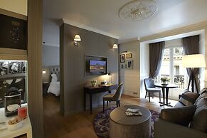 La Clef Louvre Paris by The Crest Collection