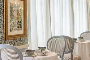 Dorion Hotel