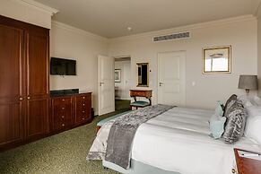 The Edward Hotel