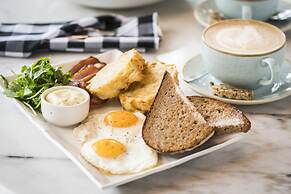 Best Western Plus Baker Street Inn
