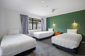 Oakwood Manor Motor Lodge