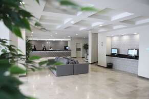 Everest Hotel