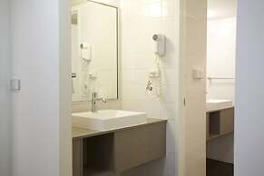 ibis Melbourne Hotel and Apartments