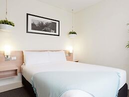 ibis Melbourne Hotel and Apartments