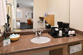 La Fuente Inn & Suites