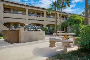 La Fuente Inn & Suites