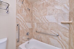 La Fuente Inn & Suites