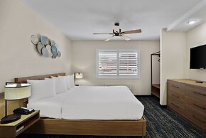 La Fuente Inn & Suites