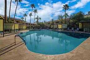 La Fuente Inn & Suites