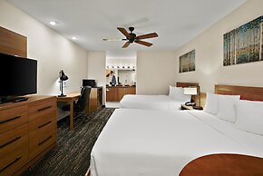 La Fuente Inn & Suites