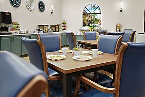 La Fuente Inn & Suites