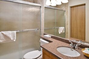 La Fuente Inn & Suites