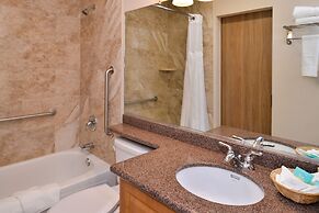 La Fuente Inn & Suites