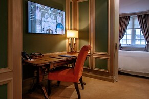 Windsor Arms Hotel
